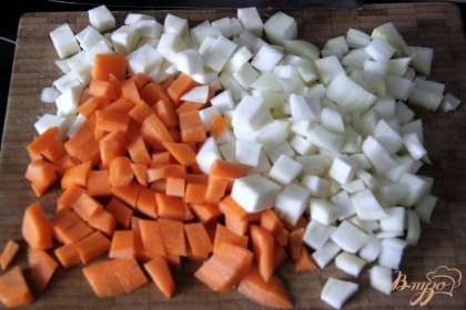 Нарезать небольшими кубиками морковь, сельдерей, лук