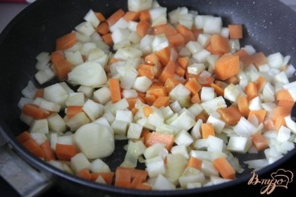 Обжарить овощи на масле после жарки голеней.