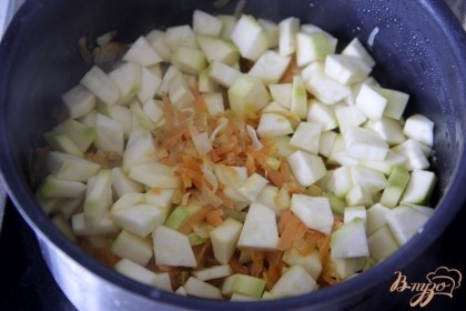 Обжарить в сотейнике  до мягкоти на раст.масле лук, нарезанный мелким кубиком, морковь (на тёрке), затем добавить очищенный кабачок (мелкий кубик)