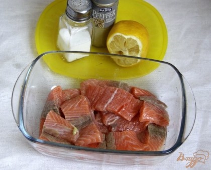 Рыбу нарезать брусочками и замариновать  в смеси лим.сока, соли, бел.перца