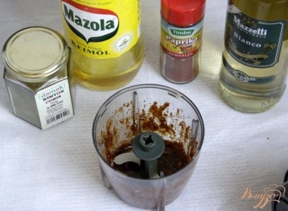 Соус:выложить в миксер чеснок, зиру и паприку,взбить, добавляя порциями оливковое масло, а в  конце - винный уксус, взбить ещё 1 мин.