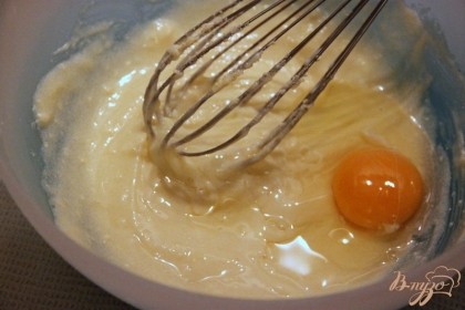 Добавить творожную мягкую (или протёртую) массу, ввести 2 мал.яйца (или 1 яйцо + желток)