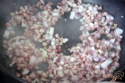 Мелко нарезать лук и бекон, обжарить в этой же сковороде на выделившемся после курицы соке.