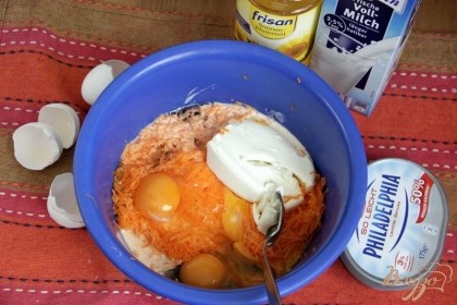 Натереть на мелкой тёрке морковь, добавить яйца, творог, молоко, масло