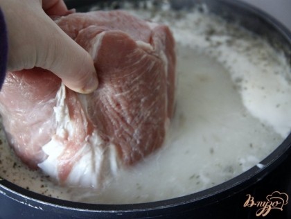 Дать смеси закипеть и опустить в него мясо, чтобы вода полностью покрывала его. Варить мясо под крышкой 5 минут  с  момента закипания. Выключить и дать полностью остыть (ночь). Ещё раз довести до кипения, варить 5 мин., дать остыть и тогда можно нарезать.