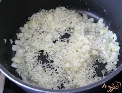 Мелко нарезать 1 луковицу, обжарить её до мягкости на раст.масле или смальце, добавить рис, обжаривать, помешивая, до прозрачности риса. В конце добавить бульон или воду,тушить до готовности риса под крышкой