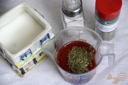 Заливка: томатную пасту смешать с сахаром, солью и майораном, добавить 100 мл воды