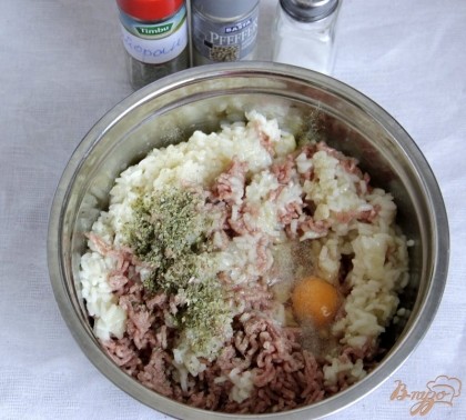Тефтели: соединить фарш, остывший рис с луком, добавить яйцо, майоран, соль, перец. Сформировать тефтели влажными руками