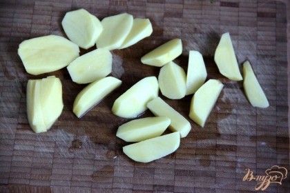 Картофель (по кол-ву порций) очистить и нарезать небольшими дольками