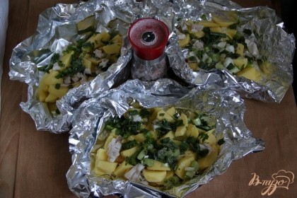 Подготовить фольгу (несколько слоёв) , выложить картофель, сало, зелень, посолить солью с травками, перемешать