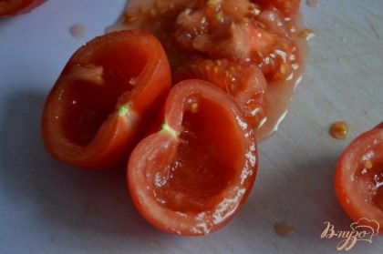 Из помидор вынуть серединку с семечками , нарезать мелко.