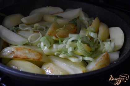 Картофель почистить и нарезать на дольки.На сковороде с оливковым маслом обжарить до румяного цвета, затем добавить колечки порея.Подержать на огне 5 мин. помешивая.