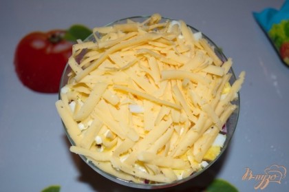 Далее, слой натертого сыра. Полить майонезом. Украсить по вкусу. Салат следует хорошо сдобрить майонезом или дать ему пропитаться около 1 часа в холодильнике.