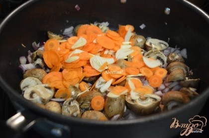 Добавить на сковороду 1 стол.л оливкового масла нашинкованные овощи вручную, слайсером,ножом или кухонным комбайном, морковь, лук, грибы. Обжаривать помешивая 5 мин.