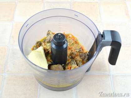 Переложить все содержимое сковороды (вместе с жидкостью) в комбайн, добавить остальное сливочное масло.