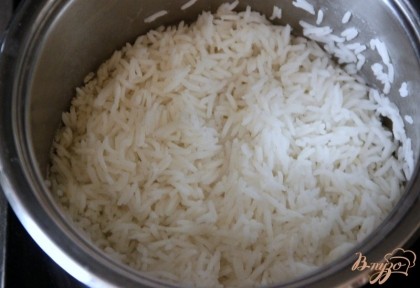 Отварить рис и промыть
