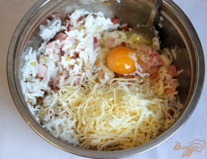Соединить рис, бекон и лук, добавить яйцо, тёртый сыр + специи по вкусу, хорошо перемешать