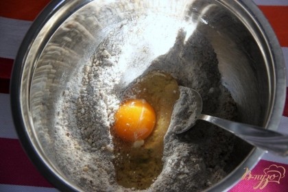 Просеять муку, добавить молотые орехи и яйцо