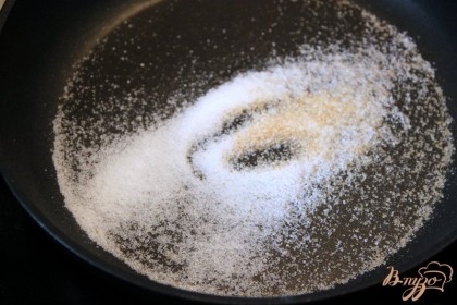 На горячей сковороде  карамелизировать соль и сахар, помешивая. НЕ пережечь!