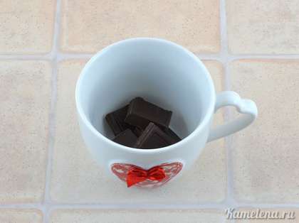 Шоколад поломать на кусочки, положить в чашку.
