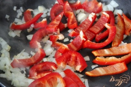 Добавить  болгарский перец, нарезанный кусочками, кубиками, полосками - на ваш вкус. Обжарить пару минут, помешивая