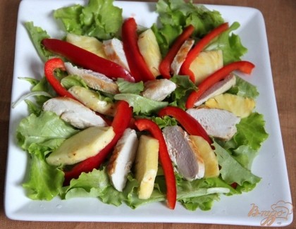 Выложить на тарелку помытые и высушенные листья зелёного салата, порваного руками на кусочки. Сверху - грудки, ананас и болгарский перец, нарезанный полосками.