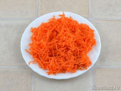 Морковь почистить, натереть на мелкую терку.