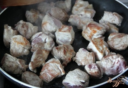 Мясо нарезать кубиками по 3*3 см. Сковороду хорошо нагреть, добавить ложку масла, выкладывать мясо на расстоянии друг от друга, прожарить со всех сторон