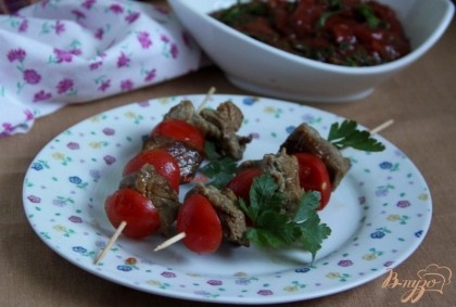 Нанизать на шпажки со свежими овощами в виде шашлыка. Подавать с шашлычным соусом.http://vpuzo.com/zakuski/16008-shashlychnyy-sous.htmlМмм, вкуснота! Как настоящий!