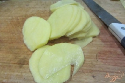 Картофель отчисть от кожуры, нарезать произвольно.