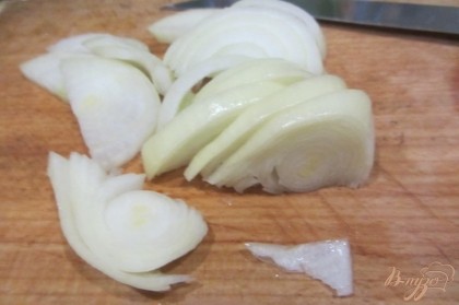 Лук отчистить от кожуры, произвольно нарезать, добавить к картофелю.