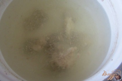 Мясо промыть под прочной водой, по класть в кастрюлю емкость 3 л. Залить холодной водой поставить на медленный огонь. Когда закипит снять пенку.