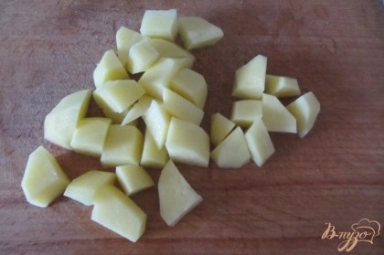 Картофель промыть под проточной водой отчистить от кожуры, произвольно нарезать. Добавить в суп.