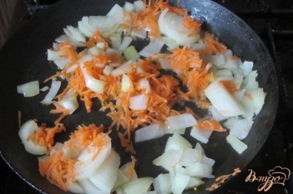 Лук с морковкой помыть хорошо, отчистить. Лук нарезать как на за жарку, морковь натереть на мелкой терке. Обжарить до золотистой корочки добавить в суп.