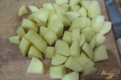 Картофель промыть под прочной водой, отчистить от кожуры, нарезать мелкими кубиками. Добавить в уху.