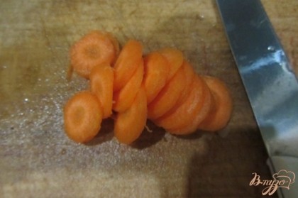 Морковь промыть под проточной водой, отчистить. Нарезать тонкими кружочками. Добавить в уху.