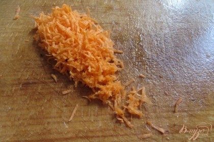 Морковь промыть под прочной водой, отчистить от кожуры, натереть на мелкой терке. Добавляем в суп. Варим еще 5-10мин. до полной готовности.