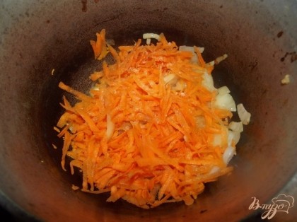 Добавьте тертую на крупной терке морковь. Жарьте до готовности.
