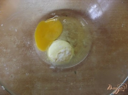 Яйцо смешайте с мягким сливочным маслом. Добавьте соль (2 ч.л.). Миксером перемешайте массу.