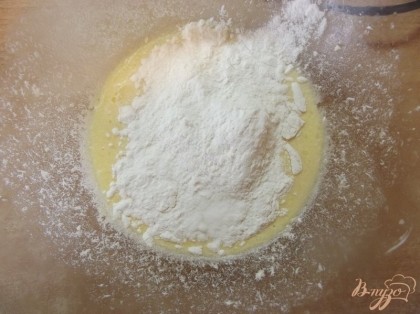 Муку с содой подсыпайте порциями каждый раз перемешивая тесто до однородности.