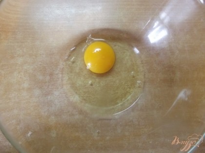 Яйцо вбиваем в миску.