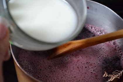 Для соуса довести вишневый сок до кипения  и ввести крахмал, разведенный в 100 мл. воды. Загустить и добавить сахар по вкусу.