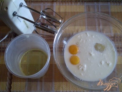 Разделим яйца на желтки и белки. Смешаем желтки с кефиром и сахаром.
