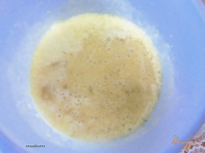 Добавить банановое пюре, растопленное масло и апельсиновый сок.