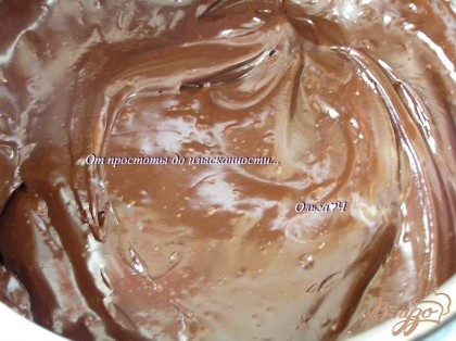Для начинки растопить шоколад на водяной бане, добавить сироп и ром, перемешать.