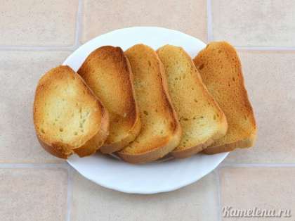 Хлеб порезать ломтиками, подсушить в тостере или на сковороде.