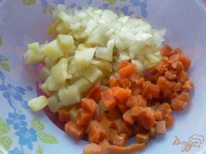 Отвариваем картофель и морковь. Лук чистим и мелком рубим.Нарезаем кубиками остывшие овощи.