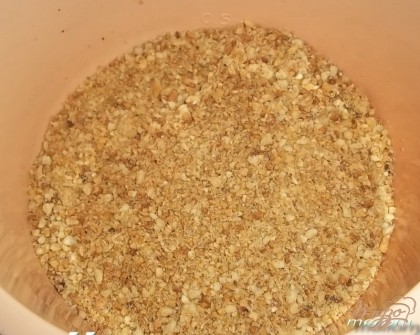 Орехи измельчить в блендере и смешать с сахаром. Разделить на 2 части. Большая часть – это начинка, меньшая – штрейзель.