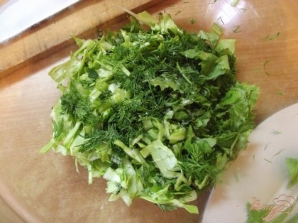 Салат смешайте с растительным маслом, посолите по вкусу.