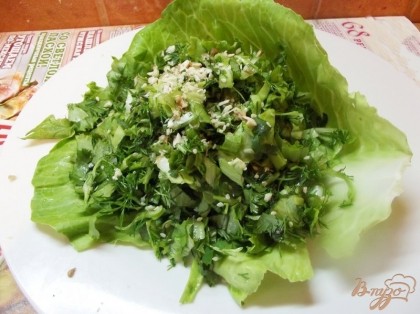 Готово! Подавайте салат сразу же после приготовления. Чтобы он сохранил свой свежий вид. Кушайте на здоровье!=)